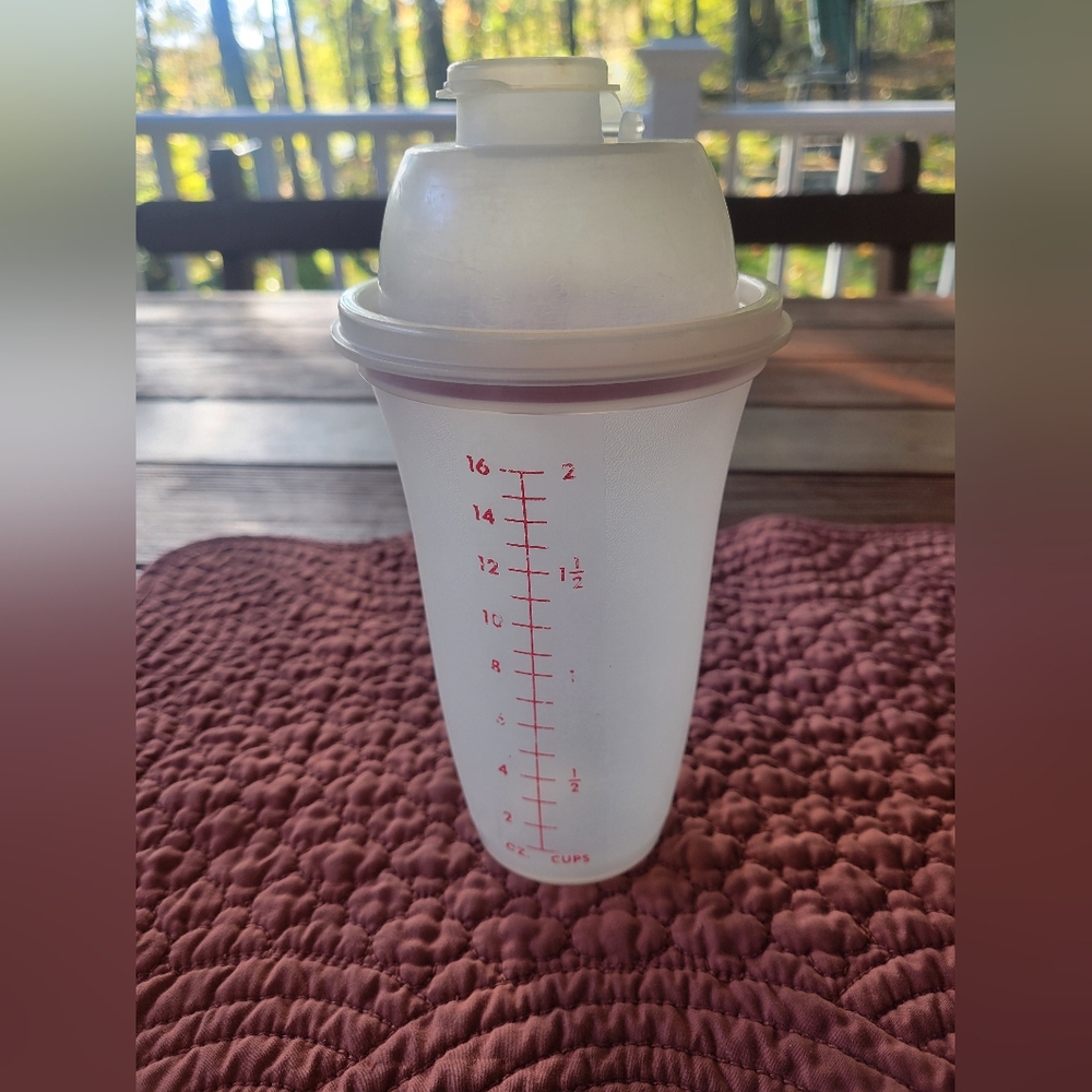 Vintage Tupperware 16 oz. Clear Quick Shake
